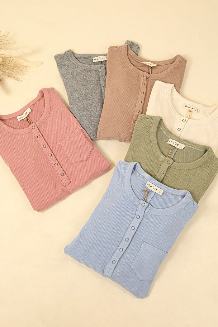 BUTTON RIBBED KNIT TOP